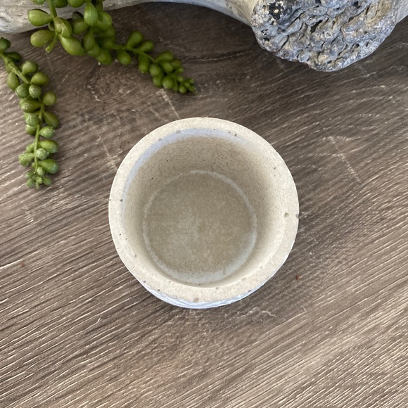 Industrial Modern handcrafted cement planter - Picture 4 of 7